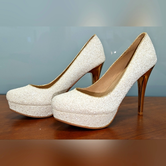 Vero Cuoio Shoes - NWOT Vero Cuoio white stiletto